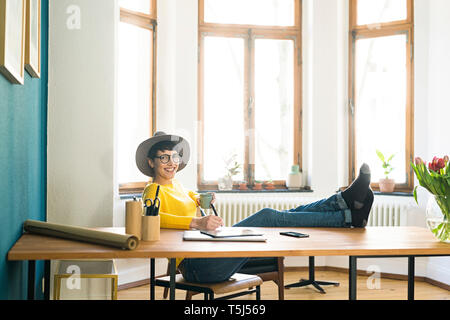 Portrait of happy businesswoman in office détendue Banque D'Images