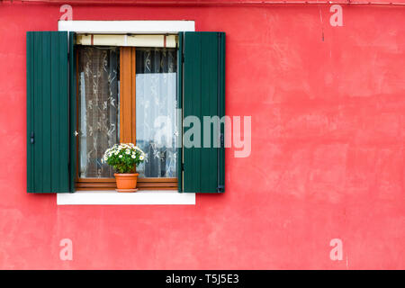 Une fenêtre d'une des maisons de couleur caractéristique de Burano (Venise) Banque D'Images