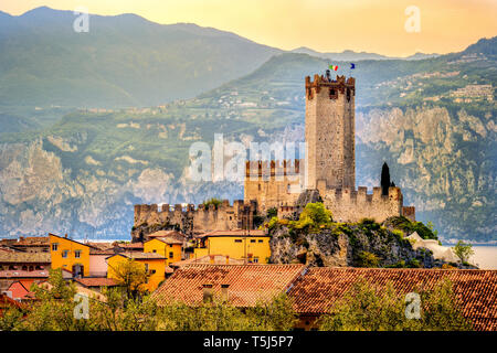 Village italien malcesine ville paisible et le château sur le lac de Garde romantique coucher de soleil pittoresque au bord de l'idyllique Banque D'Images