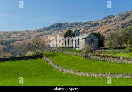 St Cuthbert's Church in Kentmere dans le Parc National de Lake District sur une journée de printemps ensoleillée. L'église date du 16e siècle Banque D'Images