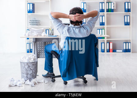 Businessman rejeter de nouvelles idées avec un bon nombre de documents Banque D'Images