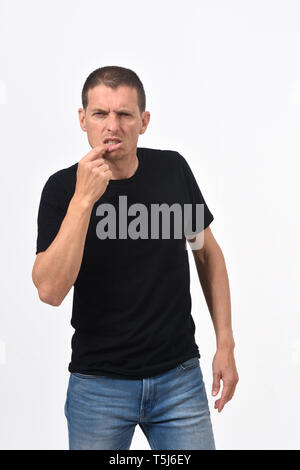 Homme avec douleur à la lèvre sur fond blanc Banque D'Images