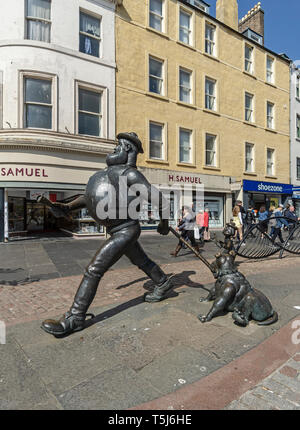 Desperate Dan statue en bronze basé sur le personnage de la bande dessinée Le Dandy magazine situé dans High Street, à la place de la ville Dundee Ecosse UK Banque D'Images