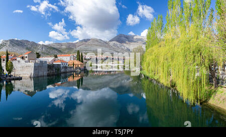 Vue panoramique à Vieille ville de Trebinje et rivière Trebisnjica, Bosnie-Herzégovine Banque D'Images