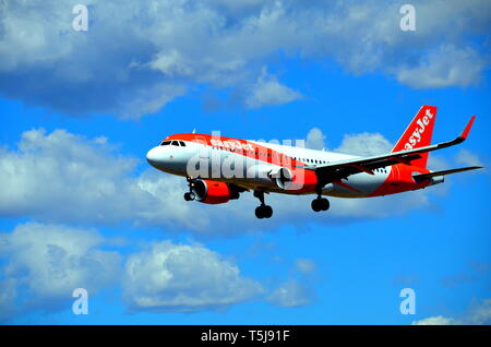 Barcelone, Espagne, le 10 septembre 2017, Easyjet avion à l'atterrissage à l'aéroport El Prat de Barcelone Banque D'Images