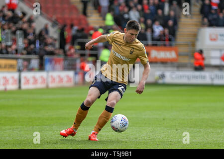 6 avril 2019, New York Stadium, Rotherham, Angleterre ; Sky Bet Championship Rotherham United vs Nottingham Forest ; Joe Lolley (23) La forêt de Nottingham sur le ballon Crédit : John Hobson/News Images images Ligue de football anglais sont soumis à licence DataCo Banque D'Images