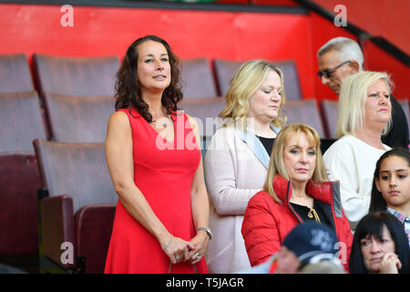 19 avril 2019, Bramall Lane, Sheffield, Angleterre ; Sky Bet Championship, Sheffield United vs Nottingham Forest ; Lady in red Crédit : Jon Hobley/News Images images Ligue de football anglais sont soumis à licence DataCo Banque D'Images