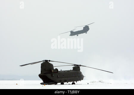 Chinook défile en arrière-plan. RAF Odiham. 13.01.10 Banque D'Images