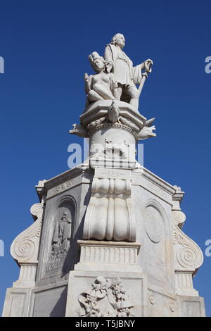 Statue de Christophe Colomb dans le marbre, érigée en 1894, sur la Plaza de la Aduana dans le centre historique de Carthagène en Colombie Banque D'Images