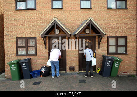 Des partisans du Parti national britannique des tracts sur un domaine en aboyant, East London. 24.04.2010. Banque D'Images