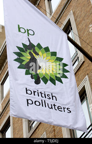 Les manifestants de Greenpeace sur un balcon à la tête de BP trimestres. St James's Square, Londres. 20 mai 2010. Banque D'Images