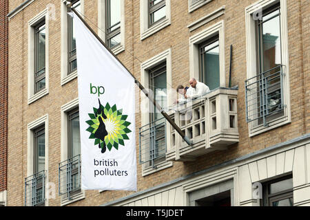 Les manifestants de Greenpeace sur un balcon à la tête de BP trimestres. St James's Square, Londres. 20 mai 2010. Banque D'Images