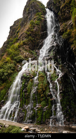 Route Cascade SUR LE CHEMIN CHAME,CIRCUIT ANNAPURNA MANANG Banque D'Images