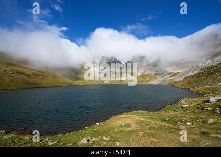 Lac dans la vallée de Acherito Oza, Pyrénées en Espagne. Banque D'Images