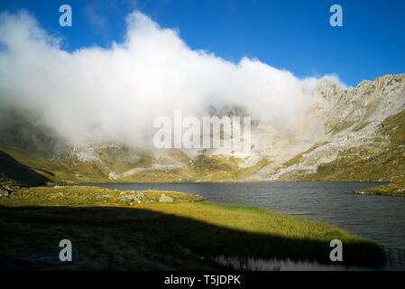 Lac dans la vallée de Acherito Oza, Pyrénées en Espagne. Banque D'Images