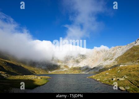 Lac dans la vallée de Acherito Oza, Pyrénées en Espagne. Banque D'Images