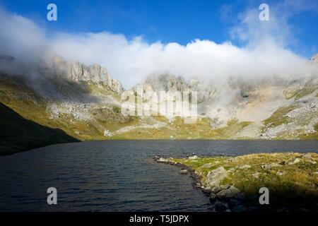 Lac dans la vallée de Acherito Oza, Pyrénées en Espagne. Banque D'Images