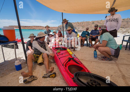 Guide qui donne instruction de kayak de mer sur l'île d'Espiritu Santo, Baja California Sur, au Mexique. Banque D'Images