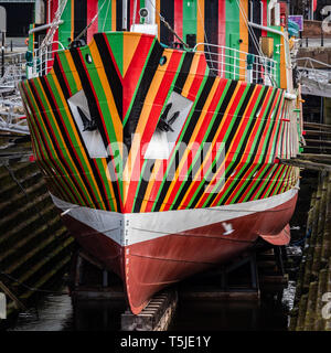 Le bateau-pilote Edmund Gardner dans Canning, Liverpool Docks Dazzle était peint dans le cadre de la WW1 Commission des arts du centenaire. Ce processus a joué Banque D'Images