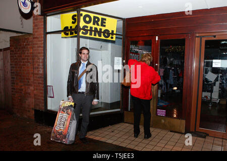 Le verrouillage des portes. Woolworths Stratford Upon Avon ferme ses portes. 30.12.2008 Banque D'Images