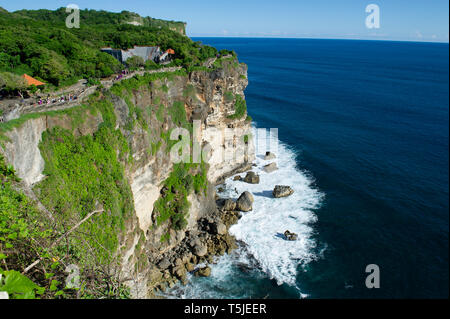 L'amphithéâtre sur la falaise au Temple d'Uluwatu (Pura Luhur Uluwatu) sur la péninsule de Bukit à Bali, Indonésie Banque D'Images