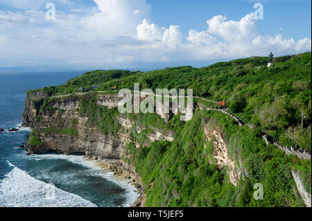 Une grande statue sur la colline près de Temple d'Uluwatu (Pura Luhur Uluwatu) sur la péninsule de Bukit à Bali, Indonésie Banque D'Images