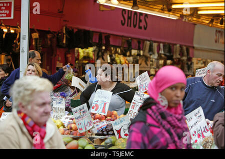 Femme exposant travaillant sur Tooting Marché . Le sud de Londres. 28 février 2009. Banque D'Images