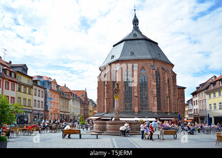 Église de l'Esprit Saint appelé 'Heiliggeistkirche' en allemand au marché au centre-ville historique aux beaux jours Banque D'Images