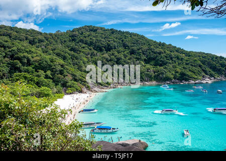 La baie turquoise fantastique avec bateau naviguant sur similan Banque D'Images