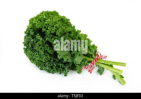 Bunch of american kale sur fond blanc. Vue d'en haut. Banque D'Images