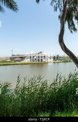 Israël, Tel Aviv - 13 Avril 2019 : Daniel Rowing Centre, nommé d'après Daniel Amijai Marcus, conçu par les architectes Plesener Banque D'Images