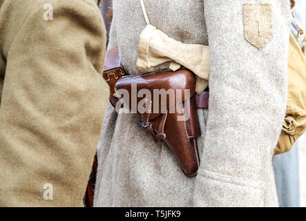 Étui en cuir vintage sur la courroie. Uniforme de l'armée russe rétro durant la guerre civile russe en 1918 Banque D'Images