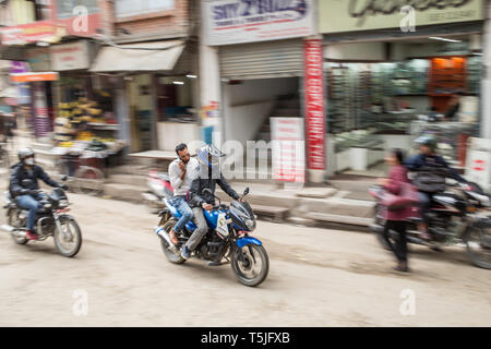 Un excès de vitesse moto sur une route à Katmandou, Népal Banque D'Images