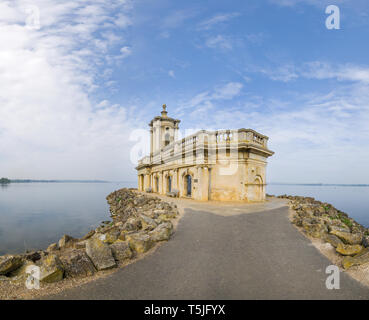 Église submergée au niveau du réservoir de Rutland Water lake, Normanton, Angleterre, sur une journée de printemps ensoleillée. Banque D'Images