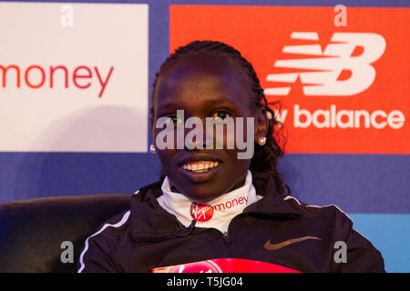 Londres, Royaume-Uni. 25 avril 2019. Vivian Cheruiyot lors d'une conférence de presse à l'avance du dimanche Marathon de Londres Virgin Money. Le marathon de cette année célébrer Banque D'Images