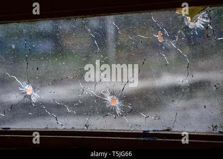 Trous de balle sur une fenêtre après une fusillade entre des militants et les forces du gouvernement indien dans Bijbehara. Dans une fusillade avant l'aube le jeudi, deux militants ont été tués par les forces du Gouvernement indien dans Anantang Bijbehara au sud de Srinagar, Cachemire sous administration indienne, a annoncé la police. Banque D'Images