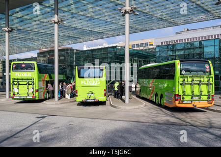 Flixbus intercity bus à la gare routière centrale de Hambourg. Flixbus est une marque qui offre des services d'autocars dans toute l'Europe. Banque D'Images