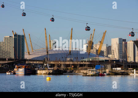 UK, Londres, Docklands, O2 Arena, gondoles de la téléphérique Emirates Banque D'Images