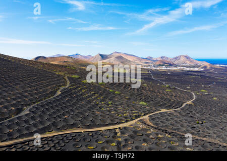 Espagne, Canaries, Lanzarote, zone viticole villages La Geria Uga et Yaiza, montagnes Ajaches, vue aérienne Banque D'Images