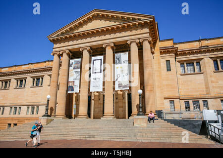 Bibliothèque de l'état de NSW et entrée à l'édifice construit en pierre de l'aile de Mitchell sur Macquarie Street dans le centre-ville de Sydney, Nouvelle Galles du Sud, Australie Banque D'Images