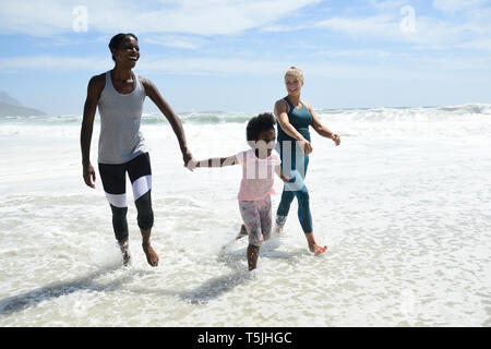 Mère et fille avec tes amis s'amusant à surfer sur la plage Banque D'Images