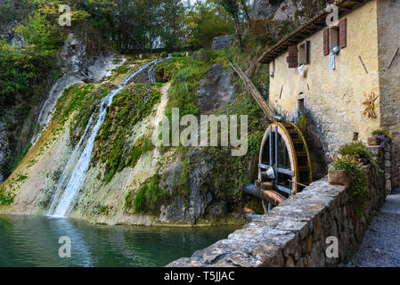 Roue de moulin à eau antique, MOLINETTO DELLA CRODA dans Lierza valley. Sinderen. Province de Trévise. Italie Banque D'Images