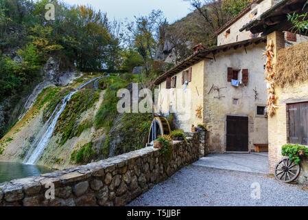 Roue de moulin à eau antique, MOLINETTO DELLA CRODA dans Lierza valley. Sinderen. Province de Trévise. Italie Banque D'Images