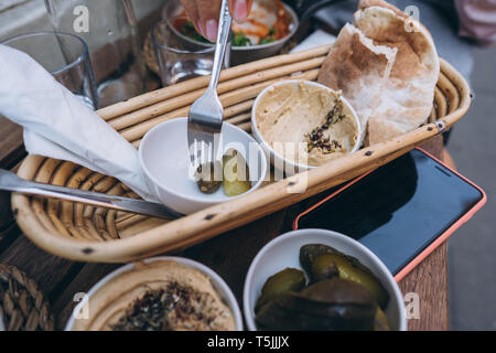 L'hummus delicious fraîches, de pain pita et Concombres Cornichons Banque D'Images