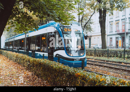 Les trams de la ville bleue dans la ville d'automne. Banque D'Images