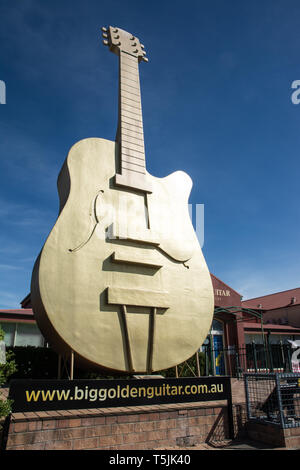 Big Golden Guitar dans Tamworth NSW Australie. Banque D'Images