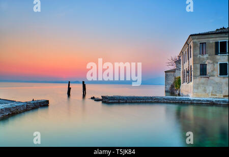 L'Italie, Punta San Vigilio, Lac de Garde au coucher du soleil Banque D'Images