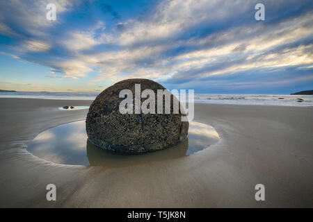 La Nouvelle Zélande, la Côte d'Otago, Moeraki Boulders sur Koekohe Plage avec ciel dramatique Banque D'Images