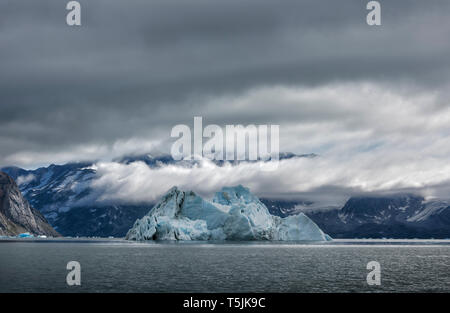 Le Groenland, Sermersooq, Kulusuk, Schweizerland Alpes, iceberg dans l'eau Banque D'Images