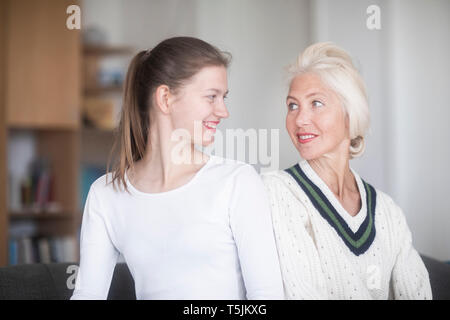 Portrait of smiling mother and daughter looking at each other Banque D'Images